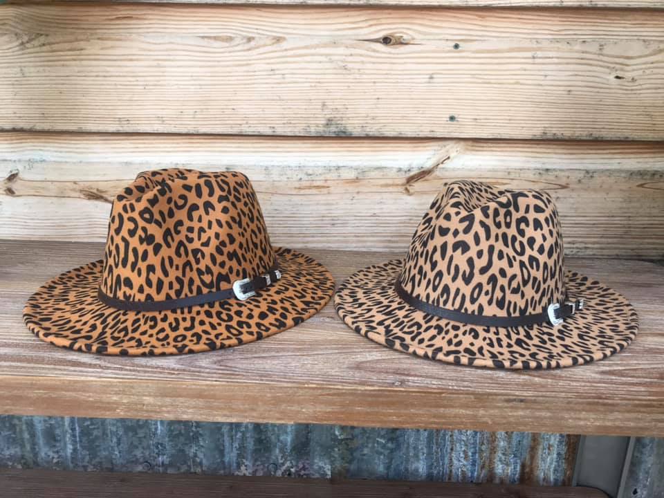 Wide brim leopard hat with buckle band